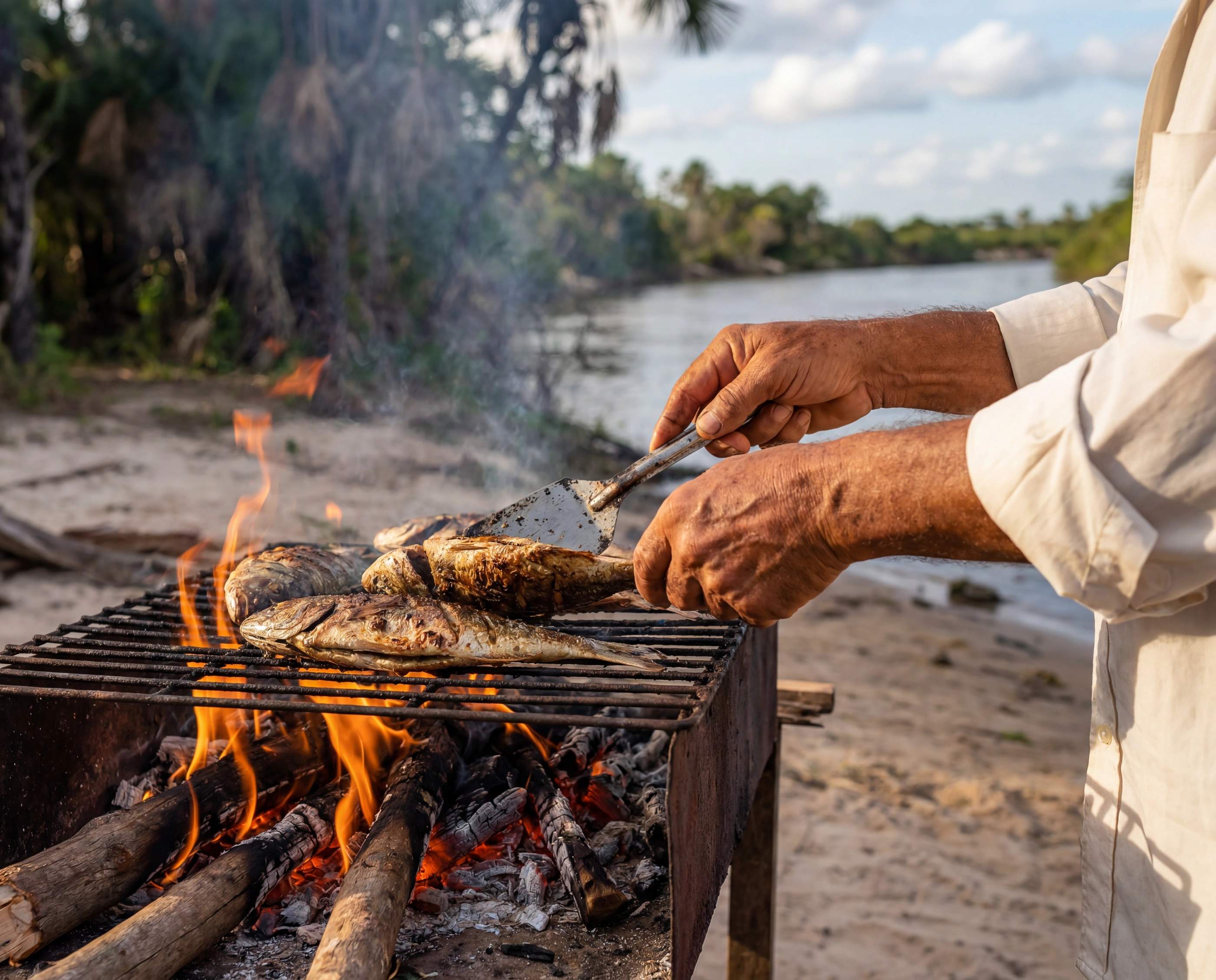 Poisson grillé à la flamme au bord de la plage