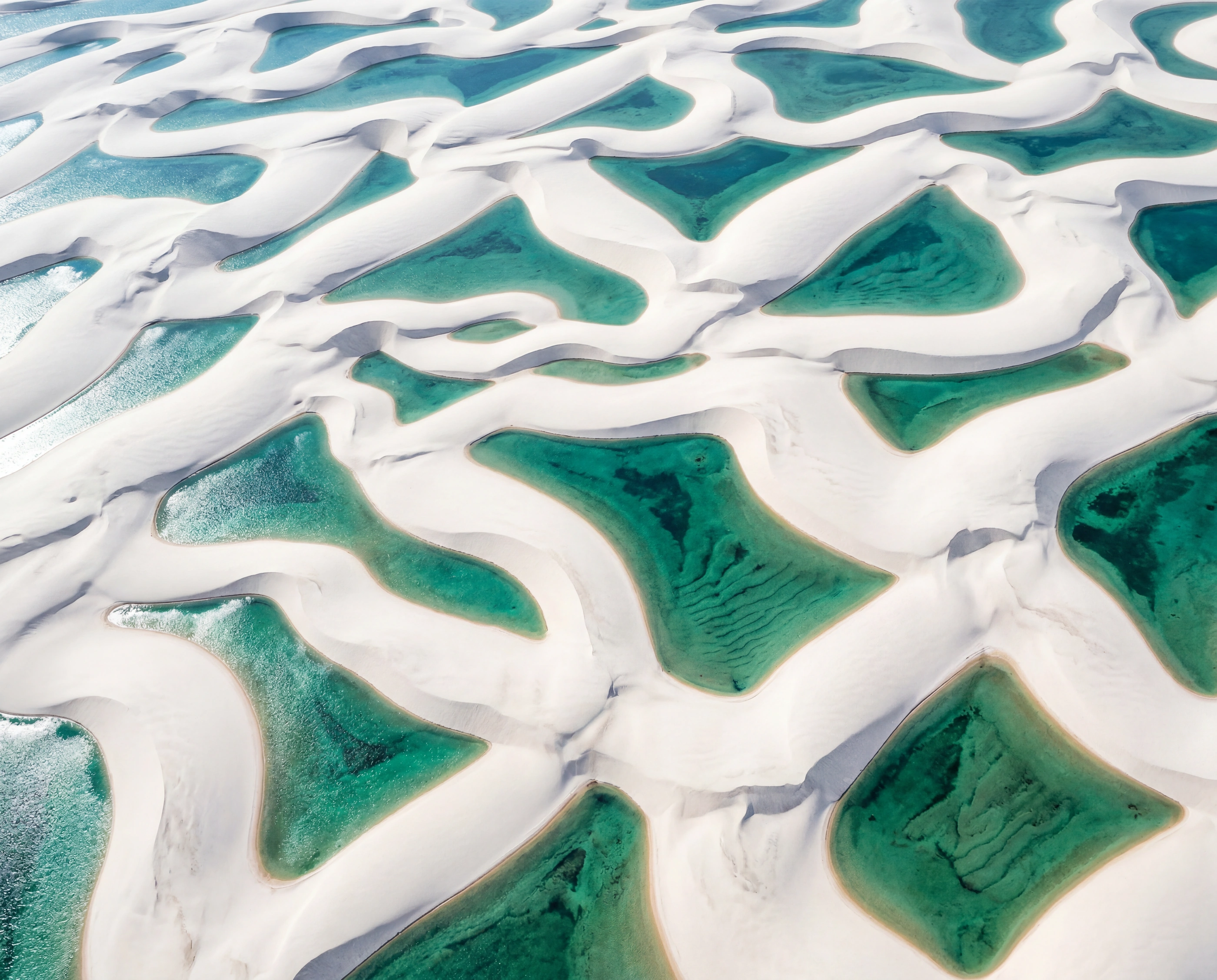 Vue aérienne des dunes blanches et lagunes turquoise des Lençóis Maranhenses