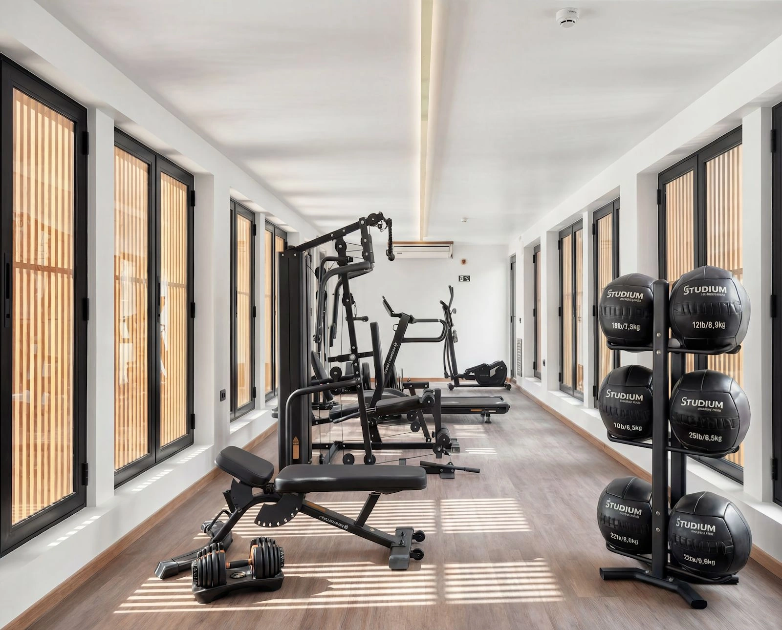 La salle de sport de la villa, lumière du matin à travers les persiennes